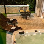 Pebbles - With Jacuzzi Daire Split