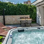 Daire Pebbles - With Jacuzzi