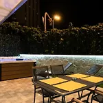 Pebbles - With Jacuzzi Daire