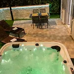 Pebbles - With Jacuzzi Daire