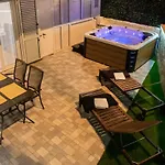 Daire Pebbles - With Jacuzzi