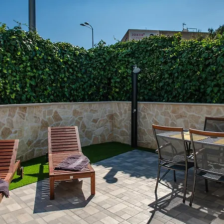 Pebbles - With Jacuzzi Lejlighed