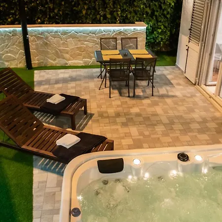 Pebbles - With Jacuzzi Lejlighed Split