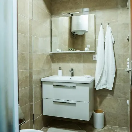 Pebbles - With Jacuzzi Lejlighed *