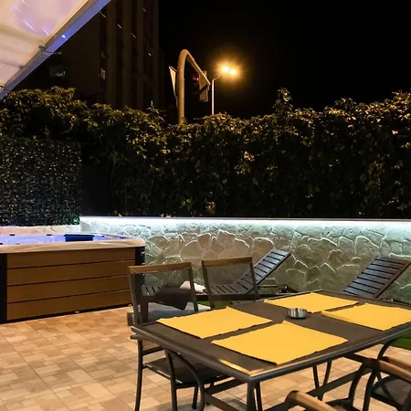 Pebbles - With Jacuzzi Apartman