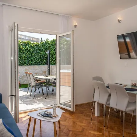 Apartman Pebbles - With Jacuzzi Split