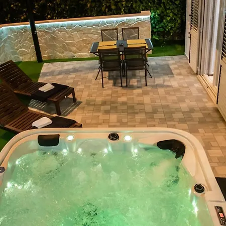 Pebbles - With Jacuzzi Lejlighed