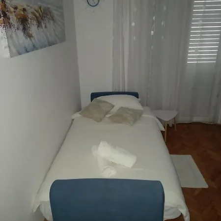 Pebbles - With Jacuzzi Lejlighed