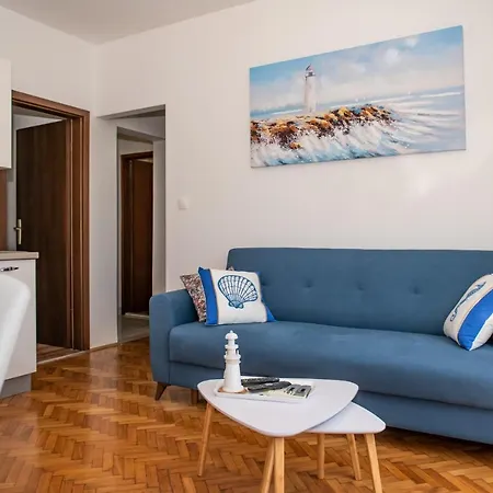 Pebbles - With Jacuzzi 斯普利特