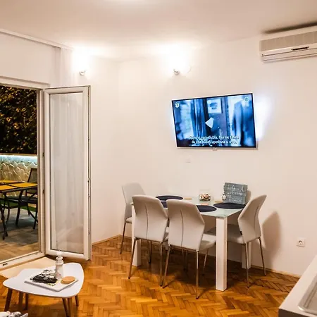 Pebbles - With Jacuzzi 斯普利特