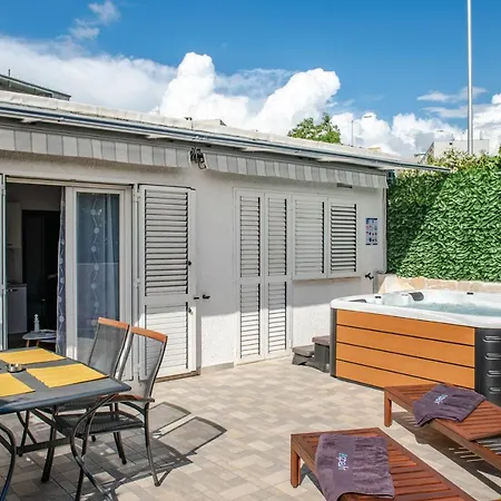 Pebbles - With Jacuzzi 斯普利特