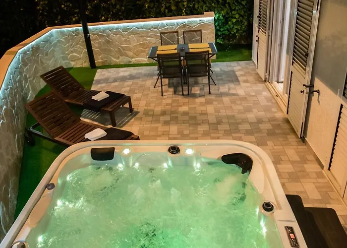 Pebbles - With Jacuzzi Lejlighed